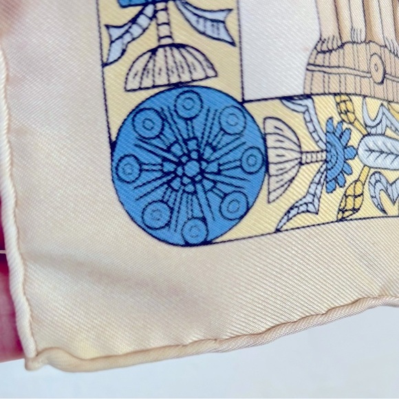 HERMÈS 100% Silk Scarf Carre 45 Toran Tower Gate
Elephant Light Grey Silk - Picture 9 of 11